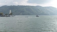 detikTravel, beberapa waktu lalu naik kapal dari pelabuhan di Prapat. Kapal yang cukup besar, bisa menampung hingga 30 orang dengan biaya carter pergi pulang sebesar Rp 800 ribu (Afif/detikTravel)