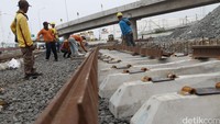 Tidak hanya rel dan beton penyangga, fasilitas lain yang sudah dipasang oleh PT KAPM selaku kontraktor pengerjaan proyek adalah pintu perlintasan elektrik di kedua sisi jalan yang bersinggungan dengan rel kereta, baik yang menuju Pelabuhan Tanjung Priok maupun Kalibaru.