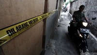 Garis polisi juga dipasang di rumah petak tersebut.