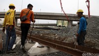 Jalur kereta ini direncanakan selesai akhir Februari 2016.