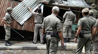 Pembongkaran tersebut untuk mengembalikan kembali fungsi trotoar.