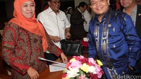 Ketua Komisi VIII Saleh P. Daulay berbincang dengan Mensos  Khofifah Indar Parawansa.