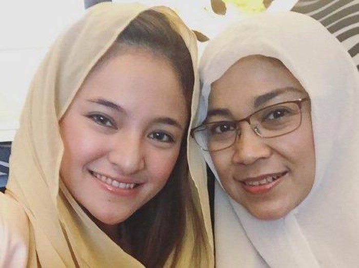 Berjilbab Lagi, Marshanda Disambut Pujian