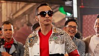 Giring tampak percaya diri dengan jaketnya tersebut. Pool/Ismail/detikFoto.