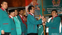 Rhoma menyerahkan bendera Partai Islam, Damai, Aman (Idaman) kepada pengurus DPW.