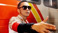 Giring Ganesha atau Giring Nidji mendoakan semoga ada kabar baik dari para korban pesawat Lion Air yang jatuh pagi tadi. Pool/Ismail/detikFoto.