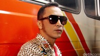Giring tampil dengan jaket berwarna putih, merah dan hitam yang dihiasi stud. Pool/Ismail/detikFoto.