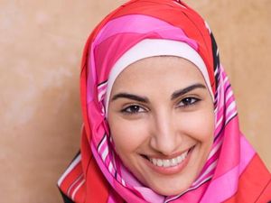 Seperti Ini Pengalaman Wanita Non-muslim Saat Coba Berhijab di Miami
