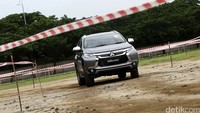 Dilihat dari bagian depan, All New Pajero Sport tampak agresif. Dua lampu LED yang meruncing seakan memberikan tatapan tajam.