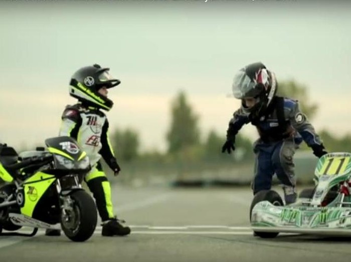 Lucunya, 2 Anak Balapan dengan Kart dan Motor Mini di Sirkuit