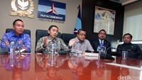 Ketua Fraksi Demokrat, Edhy Baskoro Yudhoyono didampingi Didik Mukriyanto, Dede Yusuf, Michael Watimena, Herman Khareon saat memberikan keterangan pers.