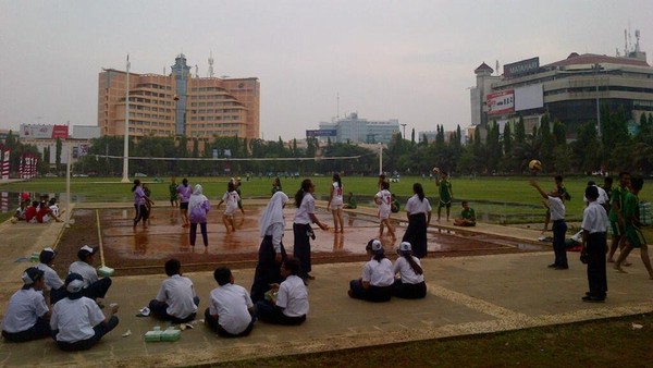 Kalau Yogyakarta punya Alun-alun Keraton, maka Semarang punya Simpang Lima yang jadi pusat keramaian saat malam Tahun Baru (Angling/detikcom) Kalau Yogyakarta punya Alun-alun Keraton, maka Semarang punya Simpang Lima yang jadi pusat keramaian saat malam Tahun Baru (Angling/detikcom)