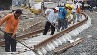 Pembangunan rel kereta api ini dilakukan sebagai solusi mengatasi kemacetan parah yang kerap terjadi di wilayah ini.