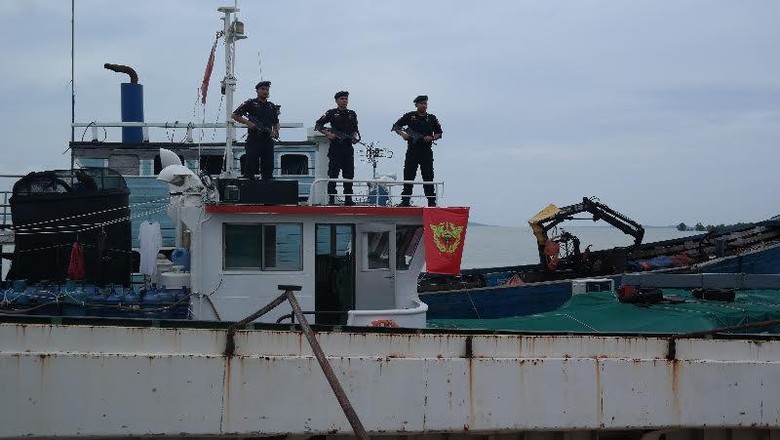 Bea Cukai Kepri Amankan Kapal Tanker yang Angkut BBM dari Malaysia Bea Cukai Kepri Amankan Kapal Tanker yang Angkut BBM dari Malaysia