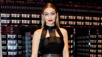 Gigi Hadid menghadiri acara The Power Of Colors - MAYBELLINE New York Make-Up Runway di Berlin, Jerman baru-baru ini. Ia pun langsung jadi pusat perhatian. Andreas Rentz/Getty Images for IMG/detikFoto.