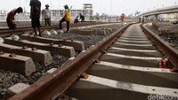 Pekerja menyelesaikan proyek pembangunan Rel Kereta menuju Pelabuhan Tanjung Priok, Jakarta, Rabu (20/01/2016).