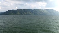 Sayang, ketika itu cuaca medung menghiasi langit di atas Danau Toba. Sehingga, hasil fotonya kurang maksimal (Afif/detikTravel)