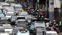 Pemotor mengular di kiri jalan.