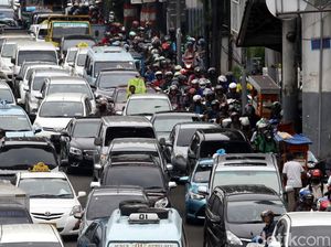 Antisipasi Libur Panjang, Korlantas Kerahkan Separuh Personel di Titik Macet