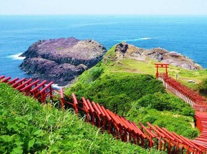 Kuil di Jepang dengan Gerbang Unik Menuju Laut