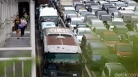 Kemacetan mencapai lebih dari 1 Km.
