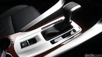 Untuk varian Dakar 4x4, Dakar 4x2 dan Exceed 4x2 ditawarkan dengan transmisi otomatis. Sedangkan untuk varian GLX 4x4 menggunakan transmisi manual.