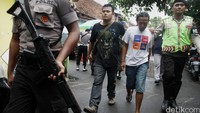 Polisi juga menemukan sejumlah senjata tajam. Dari senjata tajam yang ditemukan 1 diantaranya masih memiliki bercak darah.