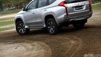 All New Pajero Sport melintasi tikungan saat test drive di kawasan Ancol, Jakarta Utara.