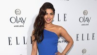 Priyanka Chopra tampil seksi dengan mengekspos kakinya dalam balutan dress biru. Jason Kempin/Getty Images/detikFoto.