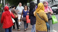 Warga asing nampak tidak canggung berbaur dengan warga lokal sepulang jam kantor.