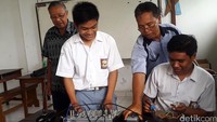 Ada beberapa jurusan di sekolah ini yakni teknik komputer dan jaringan, multimedia, teknik bangunan, teknik listrik, teknik elektronika, teknik kendaraan ringan dan teknik sepeda motor. Putri Akmal/detikcom.