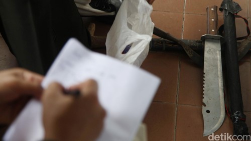 Personel gabungan dari TNI dan Polisi melakukan operasi gabungan di kawasan Berlan, Jakarta, Kamis (21/01/2016). Razia gabungan ini dilakukan karena adanya personel Polisi yang tewas saat melakukan penggerebekan kasus Narkoba pada hari Senin  lalu. Dari hasil razia hari ini, Polisi mengamankan beberapa orang yang positif menggunakan narkoba. Grandyos Zafna/detikcom