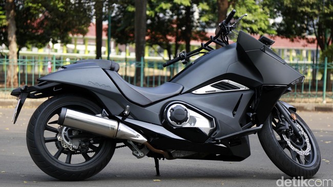 Menerobos Kemacetan Jakarta dengan Moge Honda NM4 Vultus