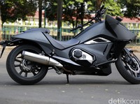 Menerobos Kemacetan Jakarta dengan Moge Honda NM4 Vultus