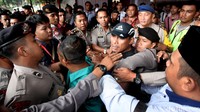 Pendukung pasangan calon yang dimentahkan MK sempat marah-marah dan emosional.