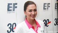 Ibu tiga anak itu melengkapi penampilannya dengan aksesori anting dan jam tangan. Pool/Gus Mun/detikFoto.