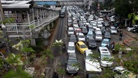 Kemacetan ini terjadi akibat adanya pengerjaan gorong-gorong yang emakan separuh jalan.
