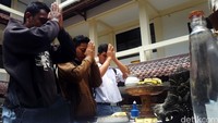 Tiga orang siswa berdoa sebelum mengikuti pelajaran. Putri Akmal/detikcom.