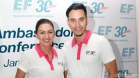 Pasangan selebriti Darius Sinathrya dan Donna Agnesia selalu tampil serasi. Pool/Gus Mun/detikFoto.