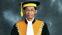 Artidjo juga tidak suka protokoler penyambutan berlebihan. Bila kunjungan ke daerah, Artidjo hanya dijemput beberapa anggota panitia yang mengundangnya. Tak ada barisan hakim yang menyambutnya, atau kalungan bunga seturunnya dari pesawat. Tak ada tarian selamat datang yang lazim diberikan panitia kepada pejabat negara yang datang. Artidjo akhirnya pensiun pada Selasa (22/5) kemarin karena menginjak usia 70 tahun.