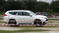 Dilihat dari samping, All New Pajero Sport tampil cukup gagah dengan lekukan-lekukan bodinya. Hal itu ditambah lagi dengan desain pelek yang modern.