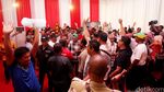 Senang dan Amarah Pendukung Sidang Pilkada