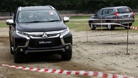 Komunitas pengguna mobil Mitsubishi melakukan test drive di kawasan Ancol, Jakarta Utara, Rabu (20/1/2016).