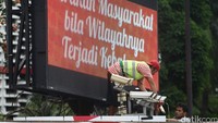 Seorang pekerja tampak sedang melakukan pemasangan kamera CCTV di atas Pospol tersebut. 