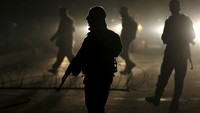 Polisi bersenjata lengkap mengamankan lokasi. Ahmad Masood/Reuters/detikFoto.