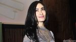 Gaya Iis Dahlia Jelang Usia 44 Tahun