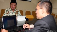 Aidul Fitriciada Azhari dan Jaja Ahmad Jayus menunggu uji kelayakan dan kepatutan di ruang tunggu Komisi III DPR. Pool/Lamhot Aritonang/detikFoto.