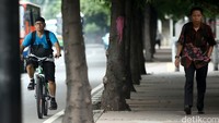 Suasana trotoar jalan Thamrin nampak normal.