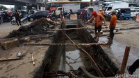 Sejumlah pekerja tengah mengerjakan perbaikan saluran air di kawasan simpang Matraman, Kamis (21/01/2015). 