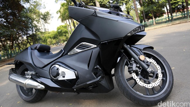 Menerobos Kemacetan Jakarta dengan Moge Honda NM4 Vultus
